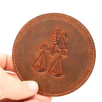 Кожаный подстаканник - бирдекель, костер под кружку c тиснением "весы", Frongoch Libra Cognac, J.Audmorr